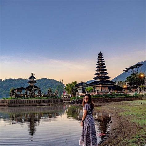  Pegunungan di Bali:  A Dramatic Symphony of Color and Emotion!